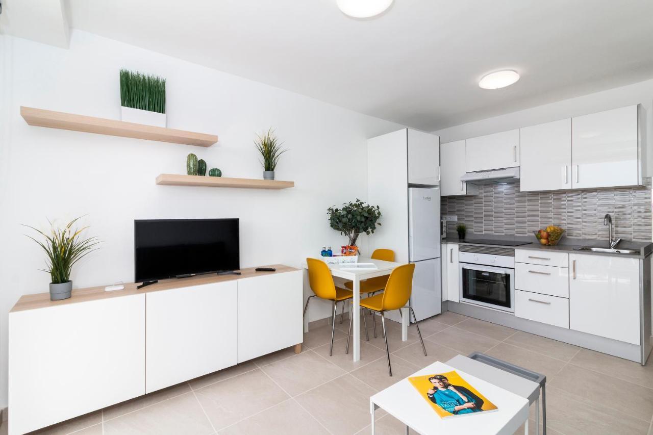 Homeforguest Modern And Recently Renovated Apartment In Arona Arona  Esterno foto