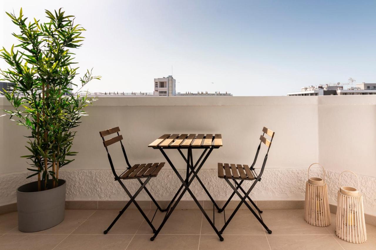 Homeforguest Modern And Recently Renovated Apartment In Arona Arona  Esterno foto