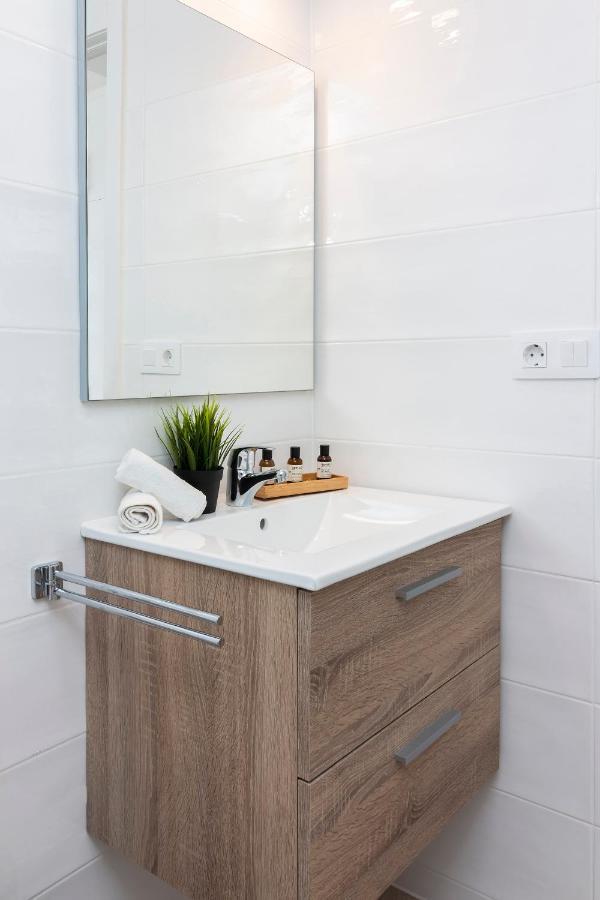 Homeforguest Modern And Recently Renovated Apartment In Arona Arona  Esterno foto