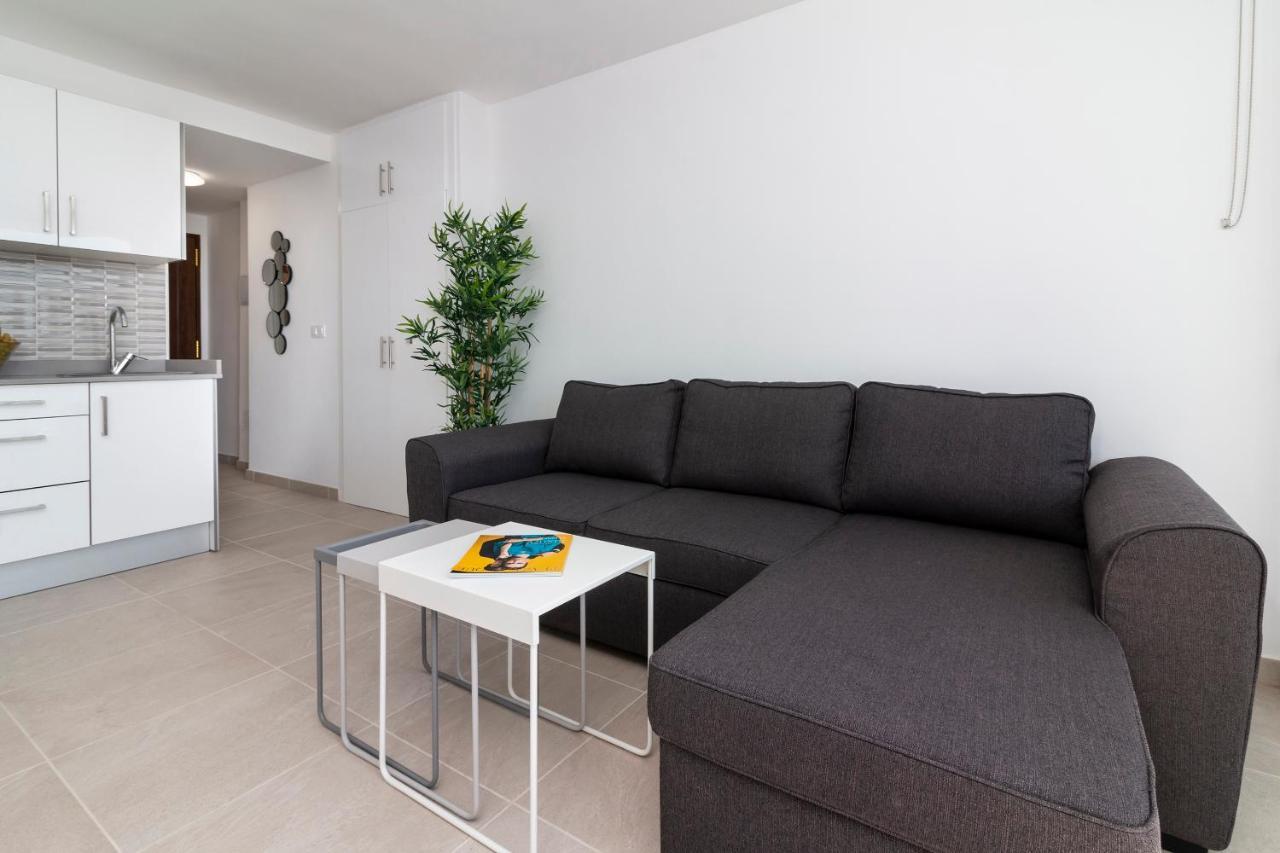 Homeforguest Modern And Recently Renovated Apartment In Arona Arona  Esterno foto