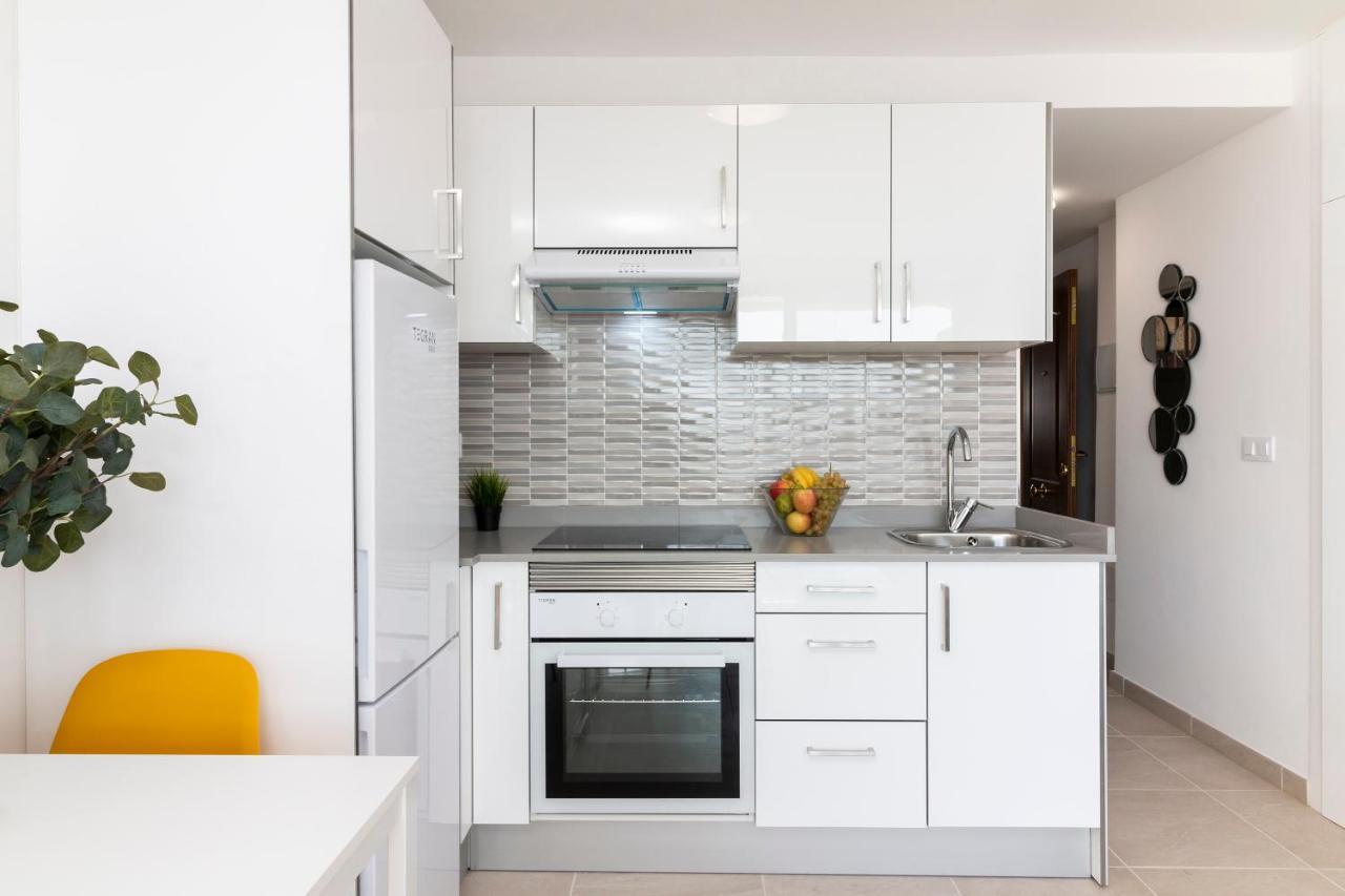 Homeforguest Modern And Recently Renovated Apartment In Arona Arona  Esterno foto